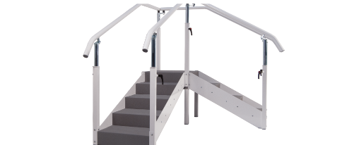 Therapiebedarf: Personen nutzen eine bungstreppe mit stabilen Handl&auml;ufen im Trainingsraum