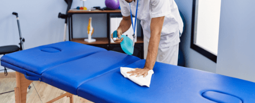 Desinfektionsmittel f&uuml;r Therapiebedarf, verschiedene Flaschen und Spender als Hygieneartikel auf einem Tisch in einer medizinischen Praxiseinrichtung