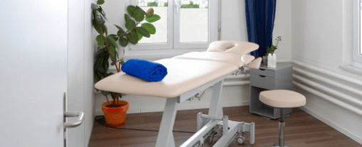 Moderne Behandlungsliege f&uuml;r Therapiebedarf in Praxis und medizinischer Einrichtung