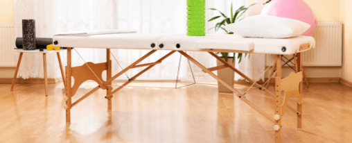 Massageliege und professionelle Therapieliegen online kaufen bei Kübler Sport Therapeutische Massageliege mit höhenverstellbarer Liegefläche und Kopfstütze in einer modernen Praxisumgebung