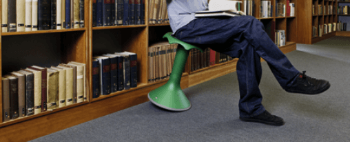 Moderner Pendelhocker als ergonomische Sitzl&ouml;sung f&uuml;r therapeutische Praxiseinrichtungen