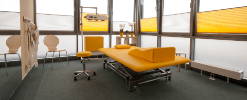 Moderne Praxiseinrichtung im therapeutischen Bereich mit hochwertigen M&ouml;beln und funktionalen Arbeitsfl&auml;chen in einer freundlich gestalteten Praxis