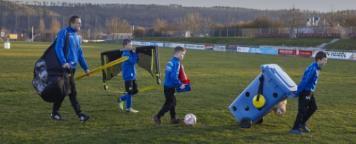 Vereinsmannschaft in einheitlicher Mannschaftsausstattung auf dem Sportplatz