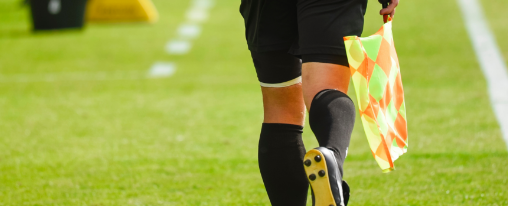 Linienrichterfahne online kaufen | Vereinsbedarf im Kübler Sport Onlineshop Linienrichterfahne für Vereinsbedarf im Einsatz auf dem Fußballfeld