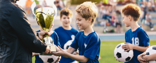Bannerbild mit Sportauszeichnungen für Vereine: Medaillen, Pokale und Urkunden zur Ehrung sportlicher Leistungen im Vereinsbedarf