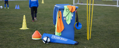 Markierungsscheiben in verschiedenen Farben auf einem Spielfeld, ideal für Trainingsbedarf im Verein