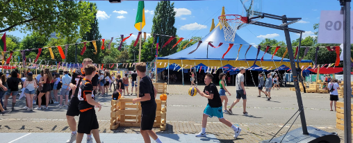 Veranstaltungsbedarf für Vereine im Kübler Sport Onlineshop Verschiedene Produkte aus dem Veranstaltungsbedarf für Vereine, wie Bierzeltgarnituren, Beschilderungen und Einlassbänder auf einer Vereinsfeier