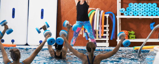 Frau und Mann trainieren mit Schwimmg&uuml;rtel und Aqua-Jogging Zubeh&ouml;r im Schwimmbad