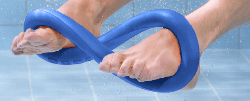 Wassergymnastikgeräte im Kübler Sport Onlineshop kaufen Verschiedene Wassergymnastikgeräte im Schwimmbad-Einsatz, geeignet für Aquafitness, Reha und Training im Wasser