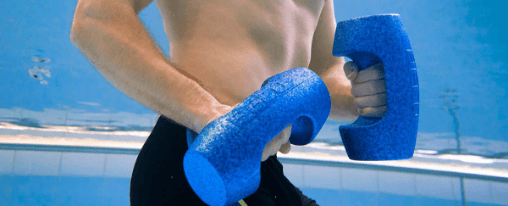 Wasserhanteln online kaufen im Kübler Sport Onlineshop Zwei Personen trainieren im Schwimmbecken mit Wasserhanteln während einer Aquafitness-Einheit