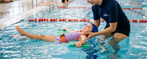 Schwimmende Wassermatte f&uuml;r Wassersportler beim Einsatz auf einem Badesee