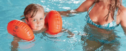 Schwimmhilfe für Kinder online kaufen im Kübler Sport Onlineshop Kinder mit Schwimmhilfen beim Schwimmenlernen im Wasser