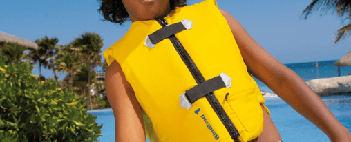 Schwimmweste für Kinder online kaufen bei Kübler Sport Kinder tragen Schwimmwesten beim Wassersport im Freien am Seeufer