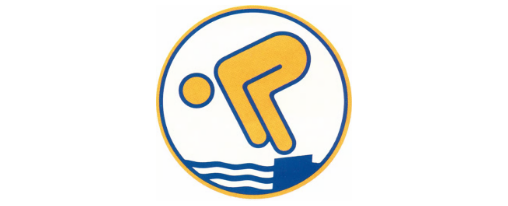 Ein Schwimmabzeichen Gold f&uuml;r Schwimmerinnen und Schwimmer als Nachweis fortgeschrittener Schwimmf&auml;higkeiten auf einem Handtuch im Schwimmbad