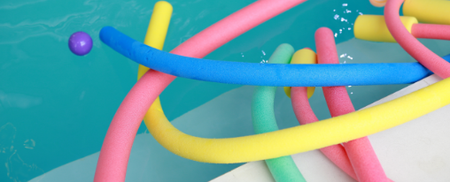 Schwimmnudel online kaufen im Kübler Sport Onlineshop Unterschiedliche bunte Schwimmnudeln für den vielseitigen Einsatz im Wassersport im Schwimmbad