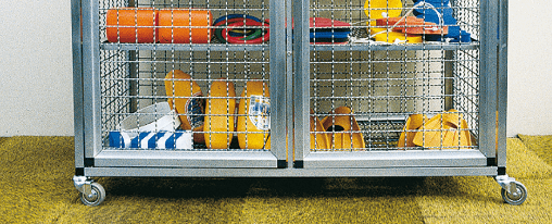 Ger&auml;tschaften, Schwimmutensilien und Trainingsger&auml;te ordentlich im Schwimmbad aufbewahren