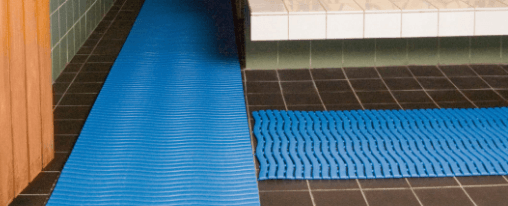 Rutschfeste und hygienische Nassraummatte f&uuml;r Schwimmbad, Umkleide und Barfu&szlig;bereiche im Wassersport