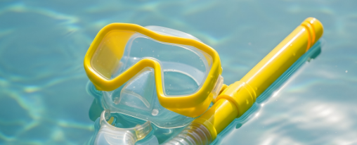 Mehrteiliges Tauchset bestehend aus Tauchmaske, Schnorchel und Flossen f&uuml;r Wassersportler im Einsatz