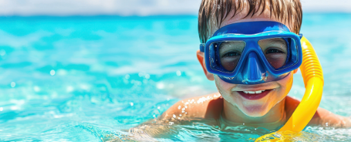 Moderne Tauchmaske f&uuml;r den Wassersport liegt auf einem wei&szlig;en Hintergrund