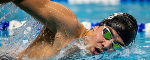 Schwimmhilfen, Trainingsger&auml;te und Tauchausr&uuml;stung f&uuml;r verschiedene Wassersportarten im Einsatz im Schwimmbad