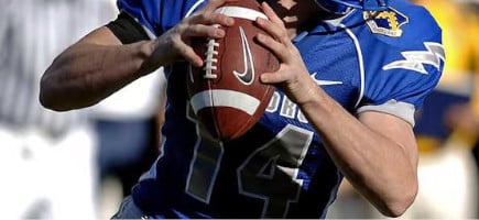 American Football Spieler mit einem American Football Ball