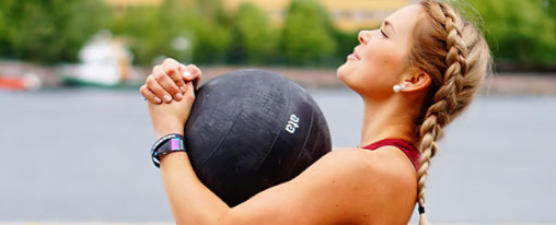 Frau stemmt einen Medizinball