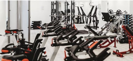 Ein Fitnessstudio mit professionellen Fitnessgeräten