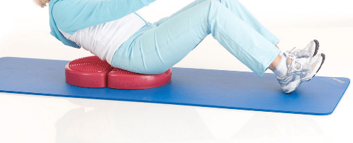 Fitnessbegeisterte nutzen den Aero Step für Balance- und Koordinationstraining