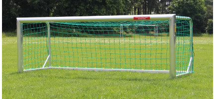 Grünes Minitornetz mit quadratischen Maschen an einem Minitor auf einem Sportplatz