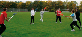 Mehrere Intercrosse Spieler auf einem Sportplatz