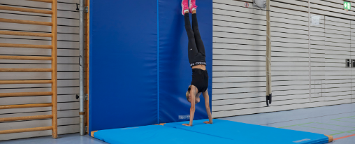 Prallschutzmatte online kaufen im Kübler Sport Onlineshop Prallschutzmatte für Turngeräte in einer Turnhalle, ideal für Sicherheit und Schutz beim Sport