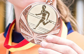 Athletin präsentiert ihre Godlmedaille