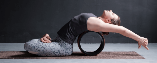 Yoga Rad kaufen – effektive Dehnhilfe für Rücken und Schultern Abbildung eines Yoga Rads im Einsatz zur Unterstützung bei Rückbeugen, Balance-Übungen und für mehr Flexibilität in der Yogapraxis.