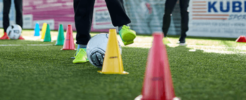 Markierungshütchen im Kübler Sport Onlineshop kaufen Bunte Markierungshütchen für Leichtathletik-Training auf Rasenflächen