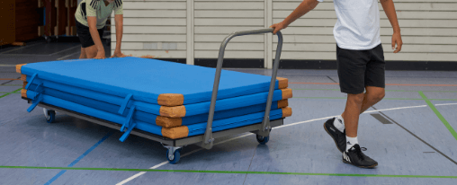 Robuster Mattenwagen für den sicheren Transport und die Lagerung von Sportmatten in der Sporthalle.