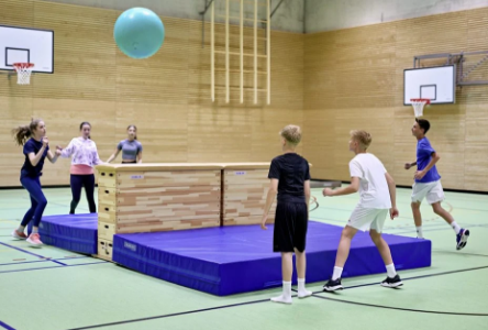 Kinder spielen XXL-Tischtennis