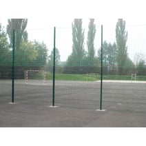Ballfangzaun-Anlage aus Stahl mit Stabgittermatten