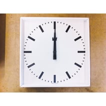Wanduhr, quadratisch mit Balken