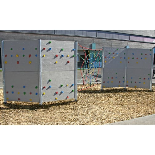 Kübler Sport® Outdoor Boulderwand aus Polymerbeton mit Kletternetz