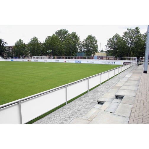 Banden-Werbeelemente aus KU-Platten für vorhandenes Barrierensystem