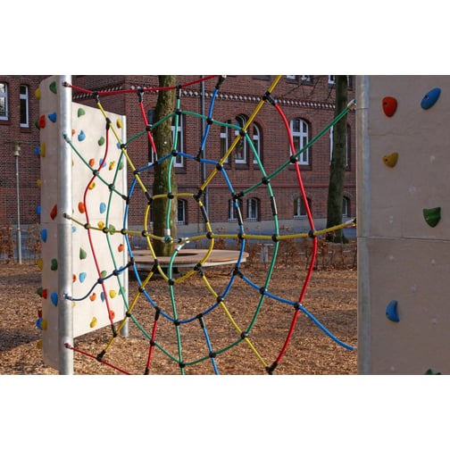 Kübler Sport® Outdoor Boulderwand aus Polymerbeton mit Kletternetz