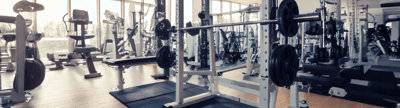 Kraftgeräte im Fitnessstudio für effektives Muskeltraining 