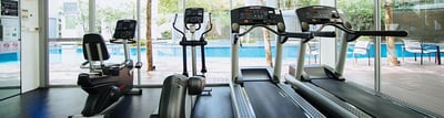 Verschiedene Cardiogeräte in einem Hotel-Fitnessstudio 