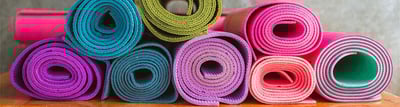 Viele bunte Fitnessmatten für unterschiedliche Sportarten