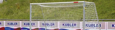 Fußballtor auf einem Fußballplatz mit Kübler Sport Bande