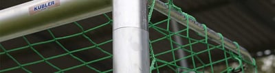 Nahaufnahme von einem Kübler Sport Fußballtor inklusive grünem Tornetz