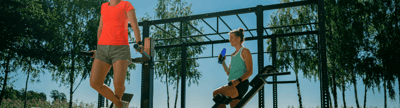 Outdoor Fitnesspark mit modernen Fitnessgeräten in grüner Umgebung, ideal für abwechslungsreiches Training im Freien