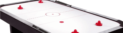 Airhockeytisch für Freizeitspiele mit Puck und Pusher in moderner Freizeitumgebung