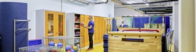 Verschiedene Bälle ordentlich und sicher in Ballaufbewahrungssystemen für Sport und Training