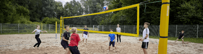 Auswahl an Beach Sports Ausrüstung für Mannschaften beim Teamsport am Strand